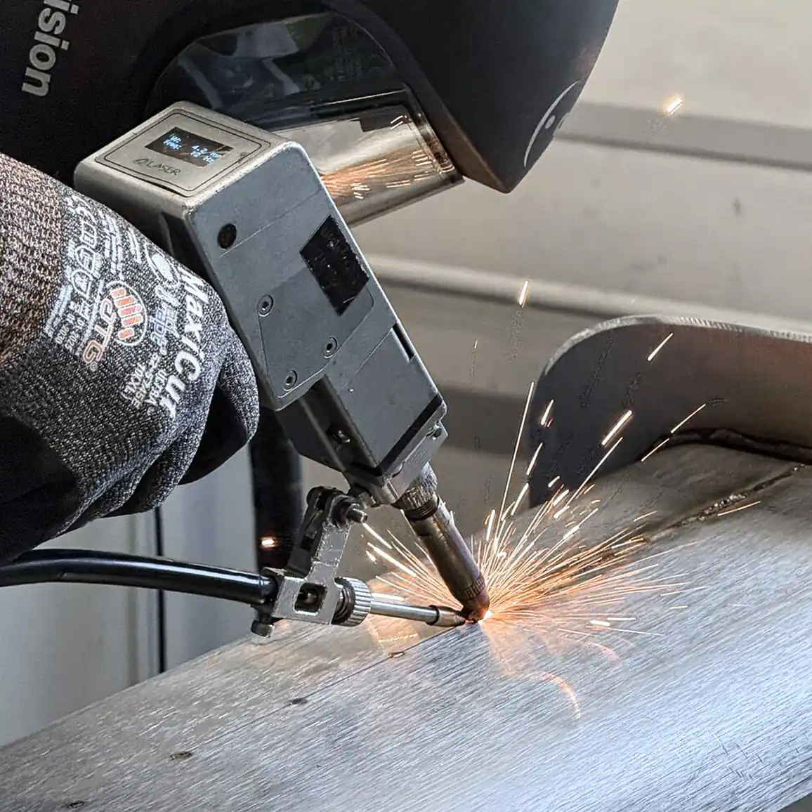 Handgeführtes Laserschweißen an Edelstahl