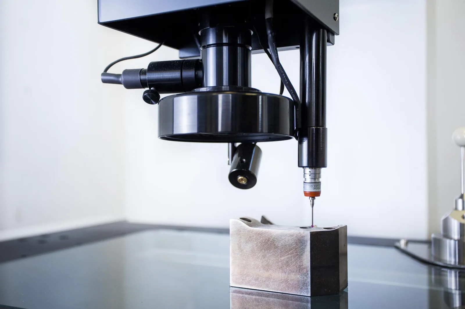 Koordinatenmessmaschine bei der Lohnmessung eines Bauteils