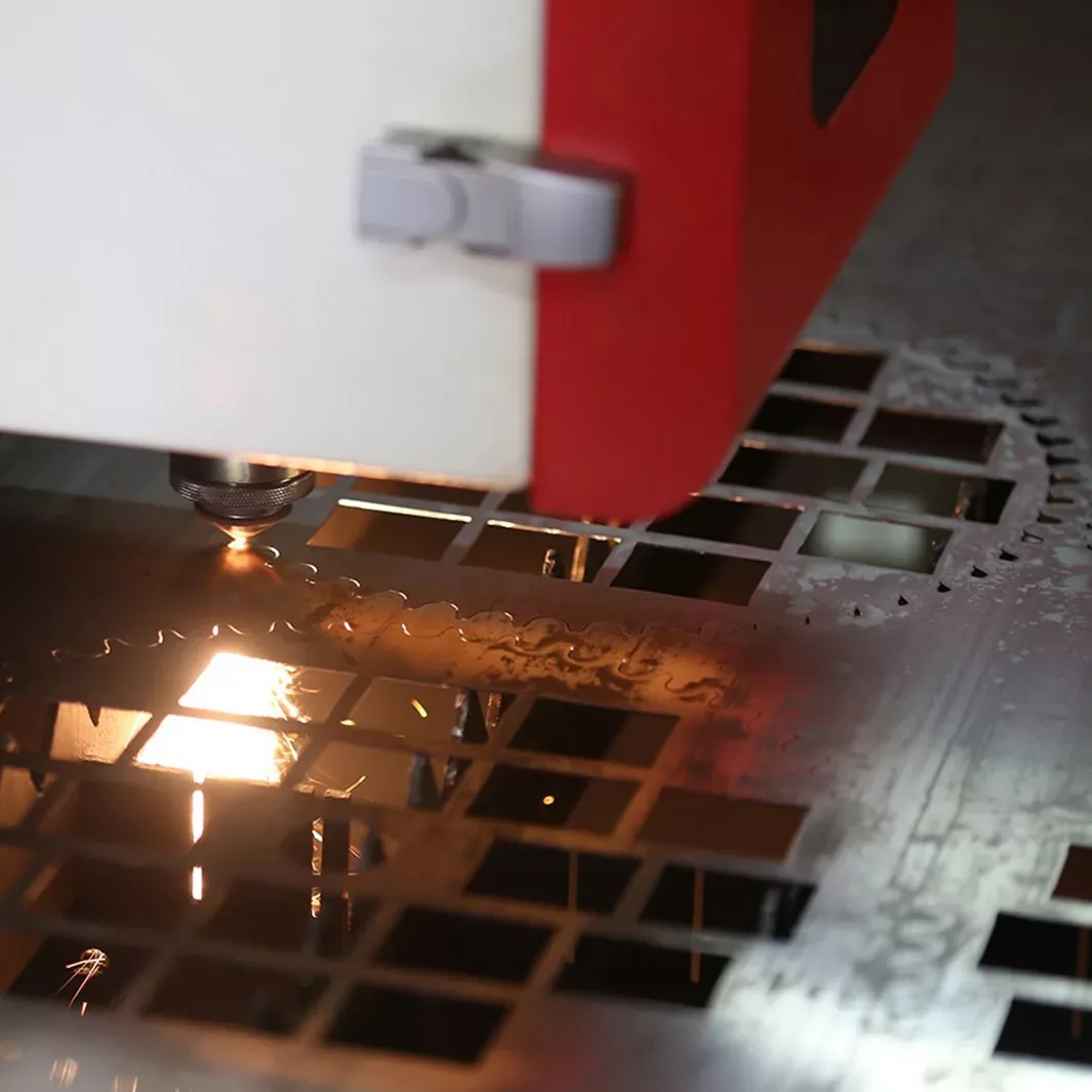 Faserlaser beim Laserschneiden von Blech in Lohnfertigung