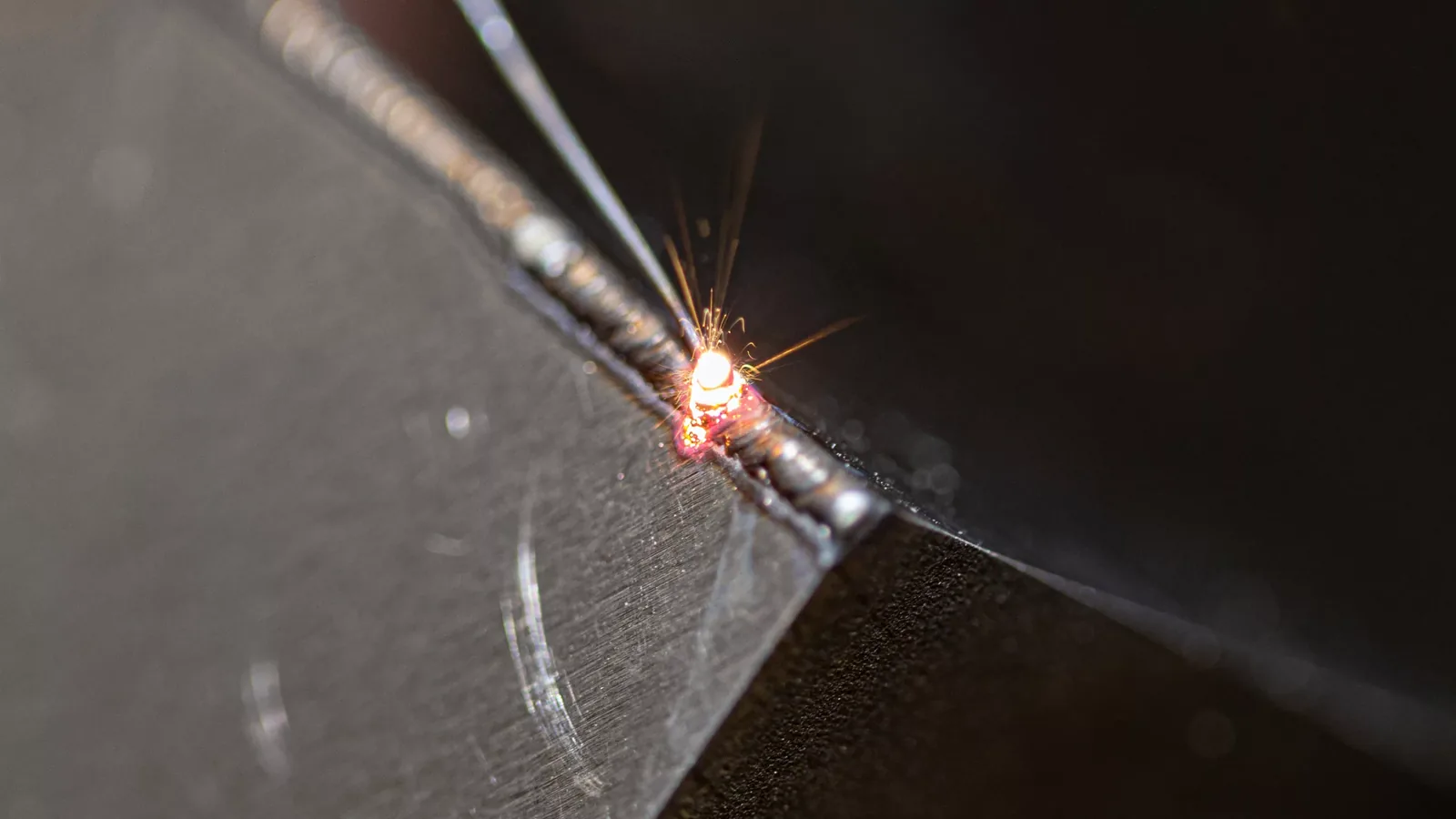 Laserschweißen einer Kehlnaht an Stahl in Lohnfertigung